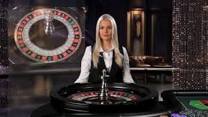 shwenagar Live Baccarat ကစားပွဲ dealer ကတ်ဖေါ်နေသောမြင်ကွင်း
